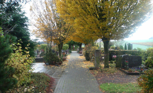 Überprüfung der Standsicherheit von Grabmalanlagen